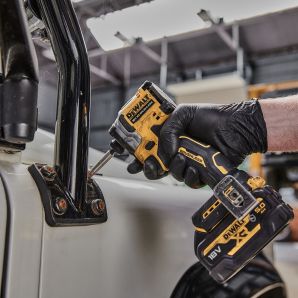 Masina insurubat cu percutie cu acumulator DCF850E2T portbit hex 1/4