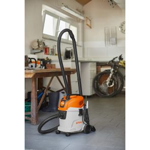 Aspirator SE 33 utilizare uscat-umed volum 12L vacuum 210mbar 3600L/min clasa L curatare manuala 1400W STIHL
