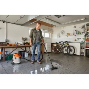 Aspirator SE 33 utilizare uscat-umed volum 12L vacuum 210mbar 3600L/min clasa L curatare manuala 1400W STIHL