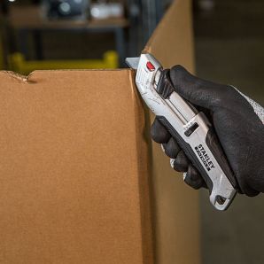 Cutter universal FATMAX lama trapez autoretractabila corp bimaterial STANLEY