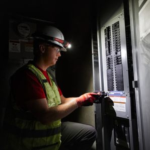 Lanterna pentru cap L4 HL2-301 3.0 Ah 600 Lumeni MILWAUKEE