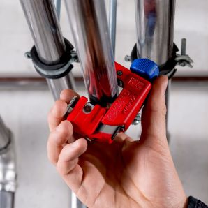 Taietor profesional cu rola si rulment pentru tevi cupru/inox diametre 3-30mm avans progresiv KNIPEX